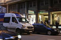 Una ambulancia se traslad� ayer por la tarde a Juan Fl�rez para trasladar a una mujer herida. 