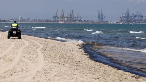 Un agente de la Polic�a Local recorre una playa de Valencia, en una imagen de archivo.