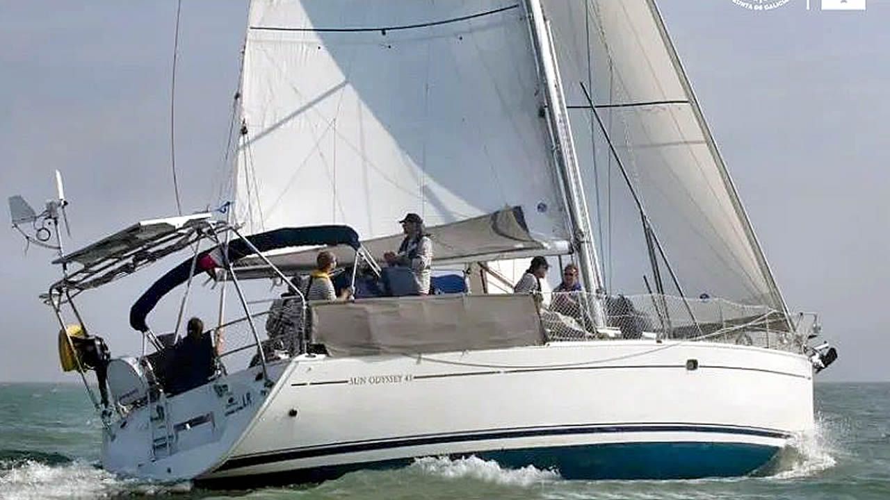 El Pesca 2 auxilia a los seis tripulantes de un velero francés que naufragó a 75 millas de Ribadeo