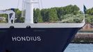 Una persona con mascarilla protectora a bordo del Hondius.