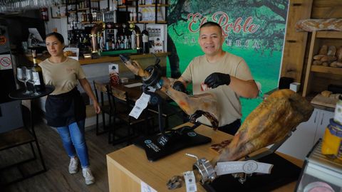 Juli�n , propietario de El Roble, en O Burgo, corta a mano el jam�n ib�rico que ofrece a sus cleintes