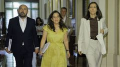 In�s Rey, en el centro, llega al pleno junto a los ediles Jos� Manuel Lage y Noem� D�az, que este jueves renuncia oficialmente a su acta de concejala