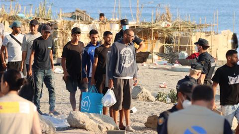La Polic�a procede al desalojo de la playa del Trampol�n en Ceuta