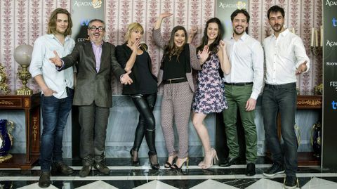 Los actores protagonistas de «Acacias 38»: Roger Berruezo (2d) Sheila Fariña (c) Sara Miguel (3i) David Muro (2i) Cristina Abad (3d) jaime Olias (i) y Iago García (d)