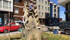 En primer plano, la cola �reimplantada� a uno de los caballos, con el escultor trabajando en las orejas.