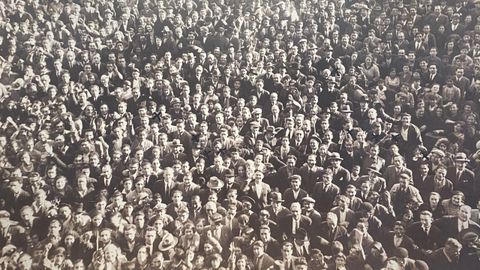 tempo.Cientos de personas reunidas en la plaza de Mara Pita para recibir el anuncio de la llegada de la Segunda Repblica el 14 de abril 1931