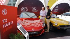 El equipo comercial de Zina M�vil, concesionario MG, y especialistas de las marcas, ayer en Marineda, donde hizo escala una ruta de verano de la firma de autom�viles que anim� a los asistentes a circular con los coches. 