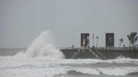 Fuerte oleaje en Gij�n