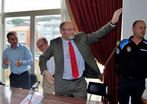 Manuel Antelo saludando al p�blico el d�a de su investidura.