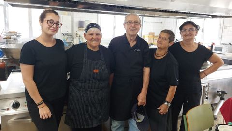 Parte del equipo de la empresa C�tering Ferrolterra, el s�bado en las cocinas del CEIP Jos� Mar�a Lage
