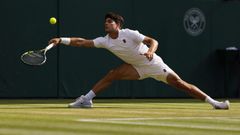 Alcaraz intentando llegar a una bola