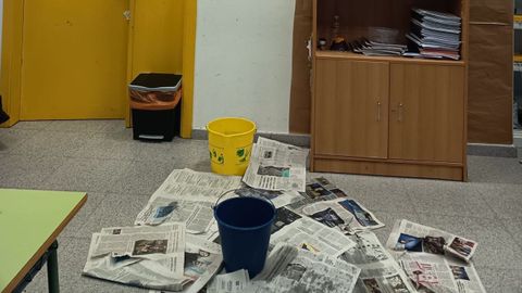 Las filtraciones afectan a las aulas Edixgal de 5.� y 6.� cursos, en una zona pr�xima a un cuadro el�ctrico