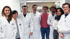 El investigador asturiano Pablo Men�ndez, en el centro de la imagen, sin bata