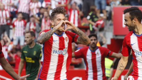 �lvaro Jim�nez celebra un gol