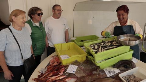 Venta de sardinas en Pescader�a Roly, en Viveiro