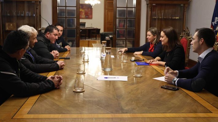Carmela L�pez, con Pilar Garc�a Porto y Pablo Rivera, recibi� en San Marcos a representantes del sector primario de Lugo que se oponen al acuerdo con Mercosur