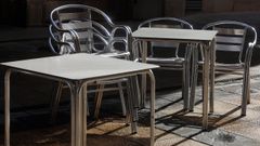 Mesas y sillas de una terraza de hosteler&iacute;a