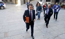 El portavoz del PP, Jacobo Moreira, lleg� al pleno de ayer seguido por el resto de su grupo. 
