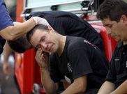 Compa�eros de los bomberos fallecidos salieron muy afectados del edificio.