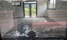 Los cristales del inmueble fueron destrozados a pedradas y parte del mobiliario tambi�n est� roto.