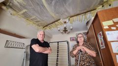 Esperanza �lvarez y su marido, Juan Polo, en una de las estancias de su vivienda afectadas por las filtraciones de agua