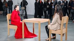 Marina Abramovic durante su montaje �El artista est� presente�, donde estaba sentaday el p�blico se sentaba frente a ella para mirarse a los ojos