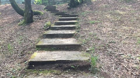 Escalera de acceso con desperfectos en Chaián, Santiago