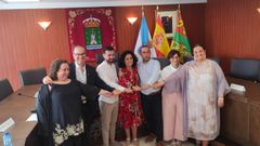 Margot Lamela, alcaldesa de Cee, con su equipo