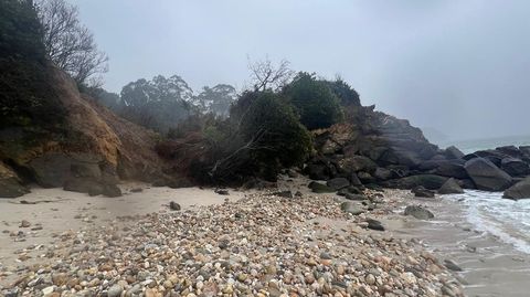 Una parte del acantilado de la playa de la Ribeira Pequena, en Cas�s, Ard�n, se vino abajo por los temporales