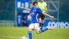 Mario Fuente golpea el baln en un partido con el juvenil A del Oviedo