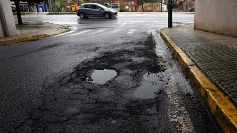 Bache en�la carretera de Abanqueiro, en el peque�o tramo que conecta la r�a do Estatuto de Galicia con la avenida da Constituci�n, en Boiro.
