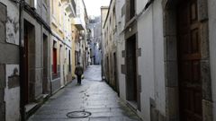 Una mujer sola caminando por una calle de Viveiro, en imagen de archivo