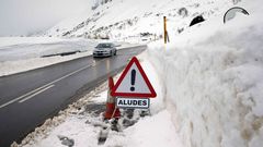 La carretera del puerto asturiano de San Isidro bajo la nieve con aviso de aludes en una imagen de archivo