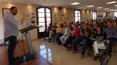 Adri�n Barb�n interviene en Avil�s, ante la atenta mirada de Mariv� Monteser�n