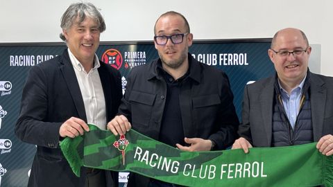 Daniel Agra, representante del Racing (en el centro) con los representantes del Club Carrefour