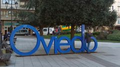 Letrero de Oviedo en la plaza del Carbayón