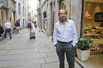 Jos� Chaves disfruta del ambiente comercial que existe a diario en la r�a da Calderer�a. 