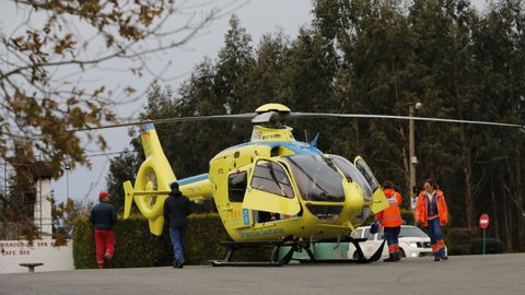 El helic�ptero medicalizado del 061, atendiendo una emergencia en el monte de San Roque, en Viveiro, el pasado mes de febrero.