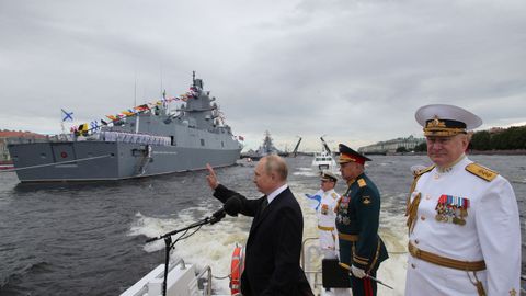 Vladimir Putin y su ministro de Defensa, Sergu�i Shoig�, celebrando hoy el D�a de la Armada.