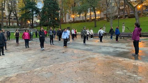 Isabel García da instrucciones a las participantes en el taller de marcha nórdica