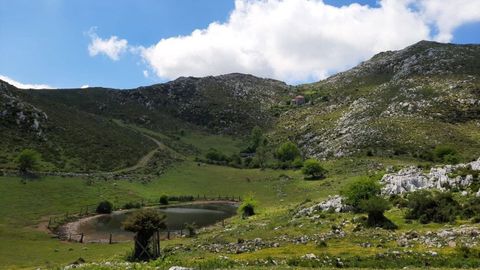 Ruta de senderismo en Asturias, subida al Monsacro, en el concejo de Morc�n