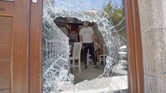 Los ladrones rompieron la puerta de cristal del bar London, regentado por Javier Sobrido.