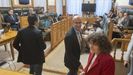 Borja Verea, de espaldas, Gonzalo Muos y Goretti Sanmartn en un pleno municipal. A la derecha, observa desde su asiento Mercedes Rosn
