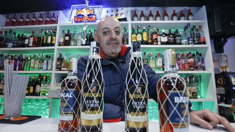 Carlos Fernández es el gerente del pub Roma, en la rúa Catedral.