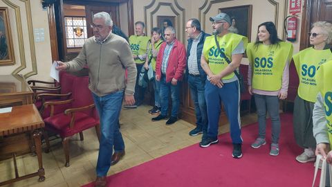 Una representación fue recibida en el Concello por tres concejales del PSOE