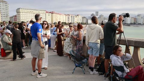 Eclipse total desde el paseo mar�timo de A Coru�a y las playas de Riazor y el Orz�n