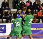 Adri�n Pumar, ante dos rivales, en el �ltimo choque de liga. 