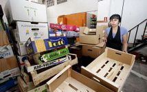 Rosana, de A despensa do av� Francisco, con cajas que ha tenido que regalar o donar. 