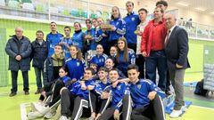 Los integrantes del Natural posan con los trofeos que acreditan al club como el mejor en masculino, femenino y en la general.