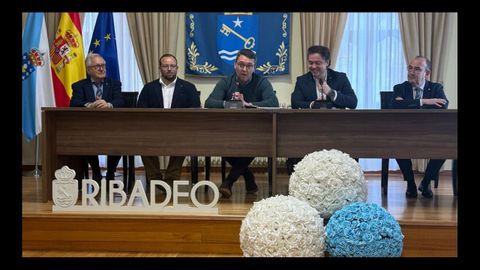 El alcalde de Ribadeo, Dani Vega, en el centro, en la inauguración de la jornada de convivencia del Club Rotary